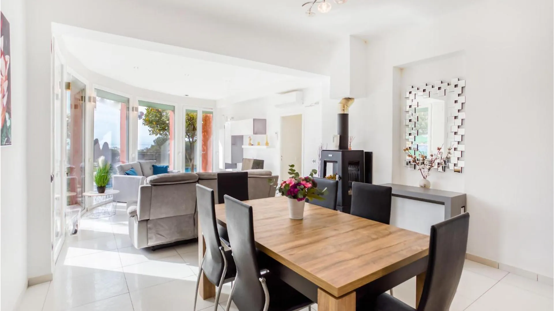 6 Bedroom Lovely Home In Saint-Laurent-Du-Var Francie