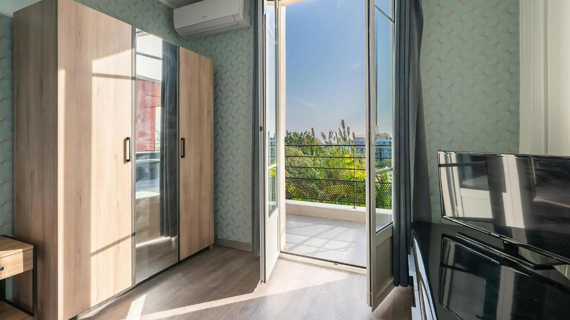 6 Bedroom Lovely Home In Saint-Laurent-Du-Var